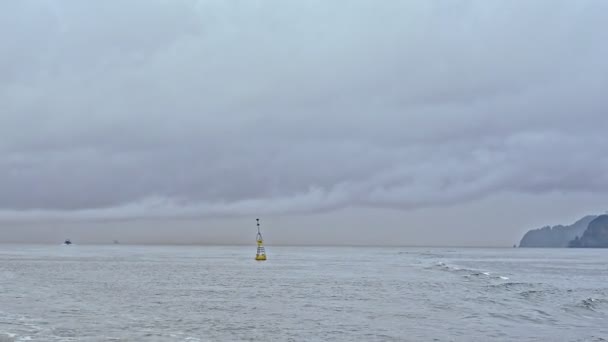 Avertissement eau équipement bouée balançoire dans la mer du Nord par plage — Video