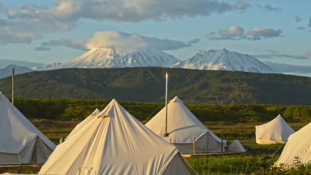 Eco glamping τουριστικό στρατόπεδο yurtas κατά χιονισμένα βουνά — Αρχείο Βίντεο