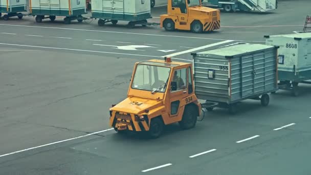 Moskou, Rusland, 30 augustus 2020 - Personeel van de luchthaven Domodedovo vervoert bagage van passagiers met de auto — Stockvideo