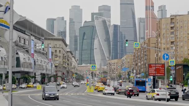 Moskow, Ryssland, 30 augusti 2020, Stadsutsikt över bilen kör längs Moskva stadsväg på sommardagen utomhus. — Stockvideo