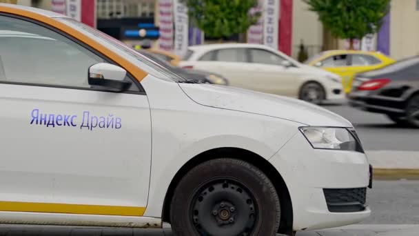 Moszkva, Oroszország, 2020. augusztus 30. - Autó yandex drive logóval az úton. Üzleti autó — Stock videók