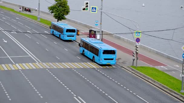 Moskow, Rusya, 30 Ağustos 2020, Yaz günü şehir yolu boyunca giden otobüs ve araba manzarası. Stok Video