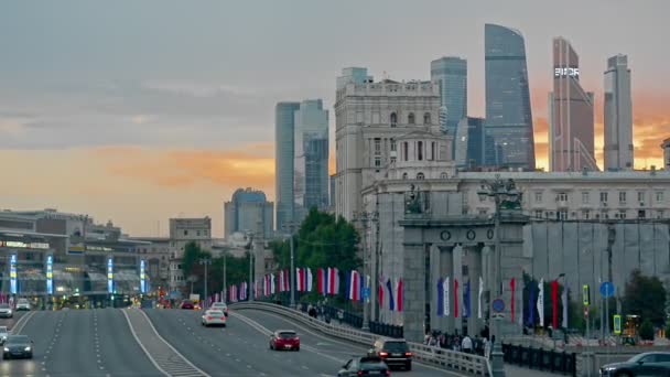 2020年8月30日，俄罗斯莫斯科夫，美丽的夜景库图佐夫斯基大道，挂满了国旗 — 图库视频影像