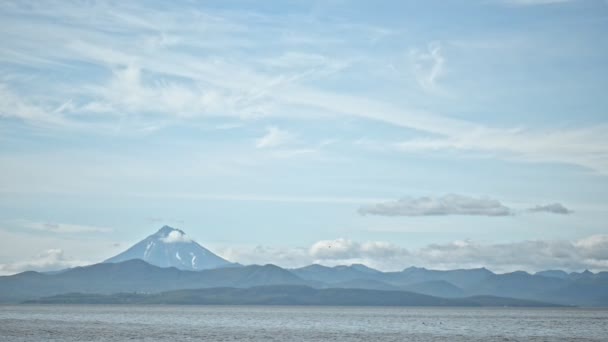 Blauw uitzicht op zee en de bergen op het schiereiland Kamchatka op zomerse dag buiten. lid van de Commissie — Stockvideo