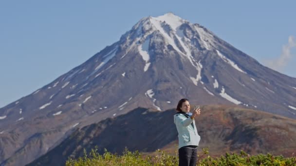 Vandring och ekoturism kvinna bloggare mot stora berget Avki — Stockvideo
