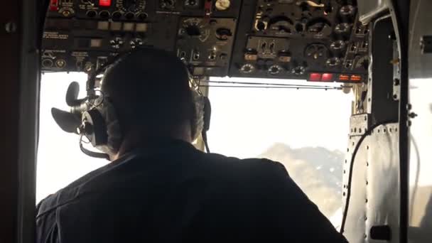 Erkek pilotun helikopterle uçuşu ve uçuş sırasında kokpitte oturuşu. Avki Video Klip