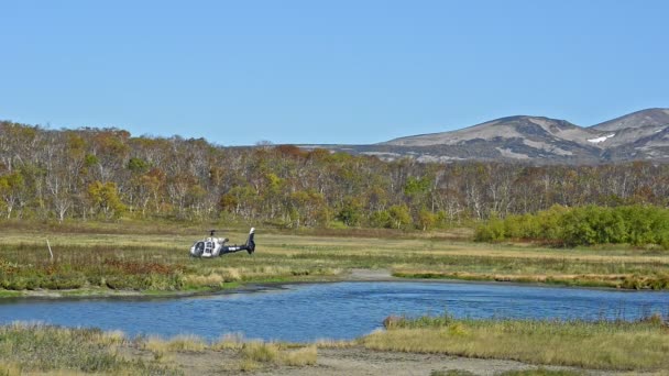 Вертоліт на березі річки Сучасний літак Avki Ліцензійні Стокові Відеоролики