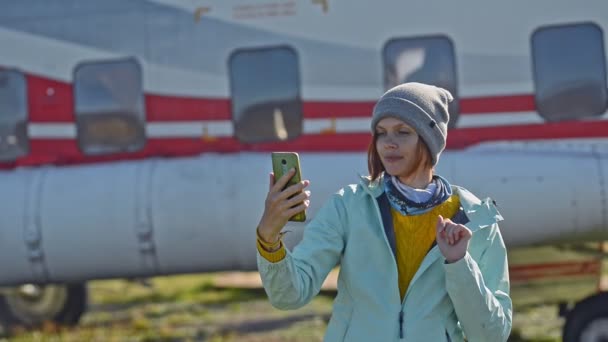 Osobní letadlo cesta blogger natáčí video s telefonem Avki Royalty Free Stock Záběr