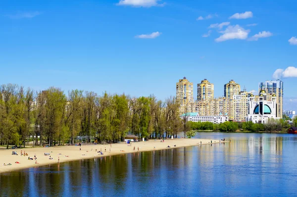 Apartmány u řeky — Stock fotografie