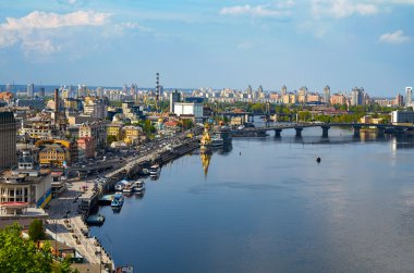 Dinyeper 'ın üzerindeki bir gözlem noktasından Kiev' in görüntüsü. Ukrayna