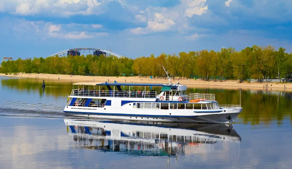 Turist kryssningsfartyg vid floden Dnjepr, kiev, Ukraina — Stockfoto