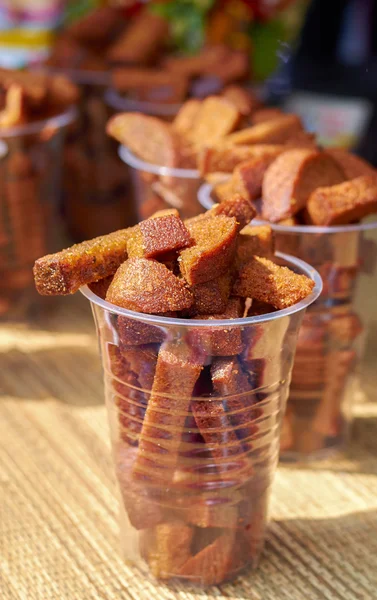 Goreng croutons lezat dalam tutup cangkir — Stok Foto