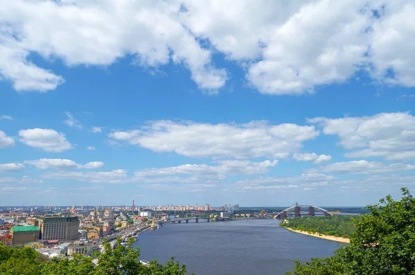 La vecchia città di Kiev - la capitale dell'Ucraina e il fiume Dnieper — Foto Stock