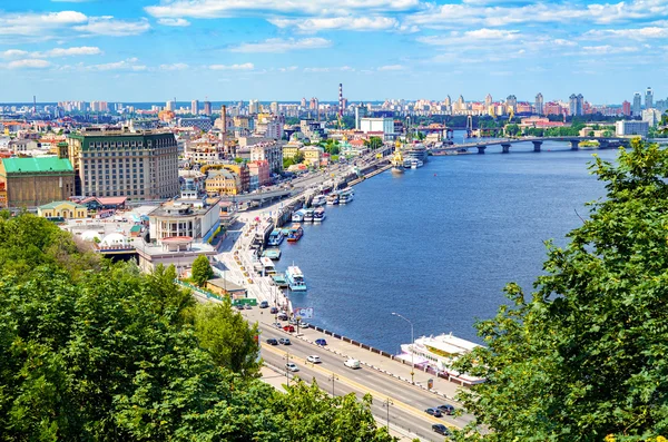 De oude stad van Kiev - de hoofdstad van Oekraïne en de rivier de Dnjepr — Stockfoto