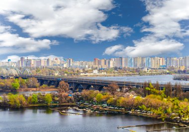 Demiryolu Köprüsü Dnepr nehrin karşısındaki. Kiev, Ukrayna