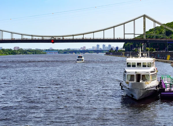 Cruzeiro navio turístico no rio Dnieper, Kiev, Ucrânia . — Fotografia de Stock