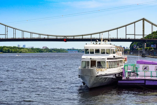 Cruzeiro navio turístico no rio Dnieper, Kiev, Ucrânia . — Fotografia de Stock