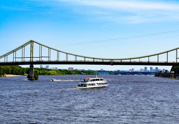 Cruzeiro navio turístico no rio Dnieper, Kiev, Ucrânia . — Fotografia de Stock