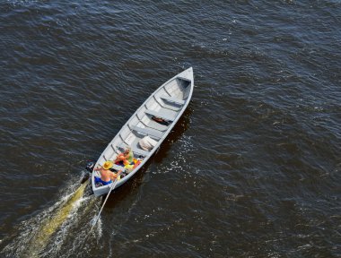 güneşli bir günde Nehri üzerinde tekne