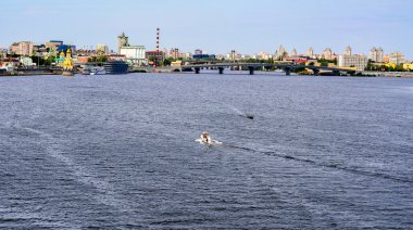 Dinyeper üzerinde bir köprü noktasından görünümü Kiev. Ukrayna