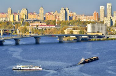 Dinyeper üzerinde bir köprü manzara Kiev. Ukrayna