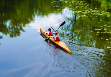 Nehir kayağı. Güzel bir güneşli gün