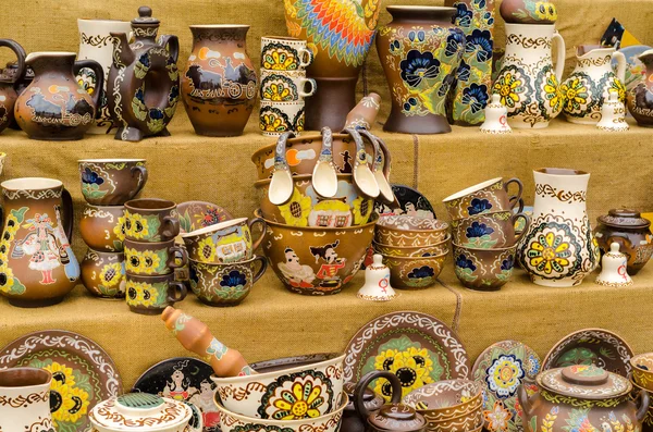 Stoviglie e brocche in ceramica vendute nel mercato e a Kiev Ukra — Foto Stock