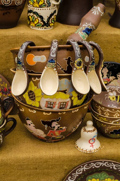 Stoviglie e brocche in ceramica vendute nel mercato e a Kiev Ukra — Foto Stock