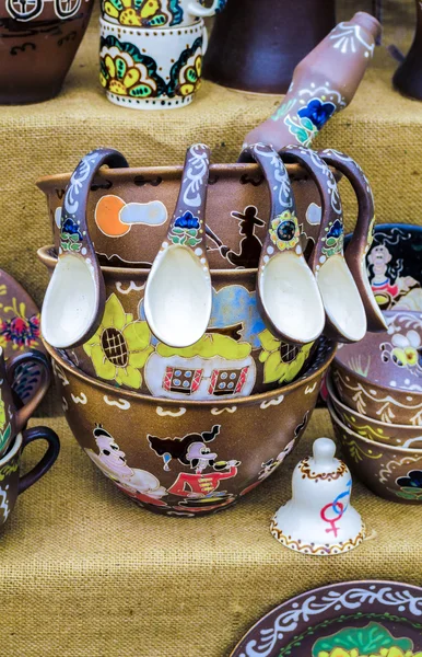 Stoviglie e brocche in ceramica vendute nel mercato e a Kiev Ukra — Foto Stock