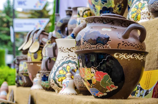 Stoviglie e brocche in ceramica vendute nel mercato e a Kiev Ukra — Foto Stock