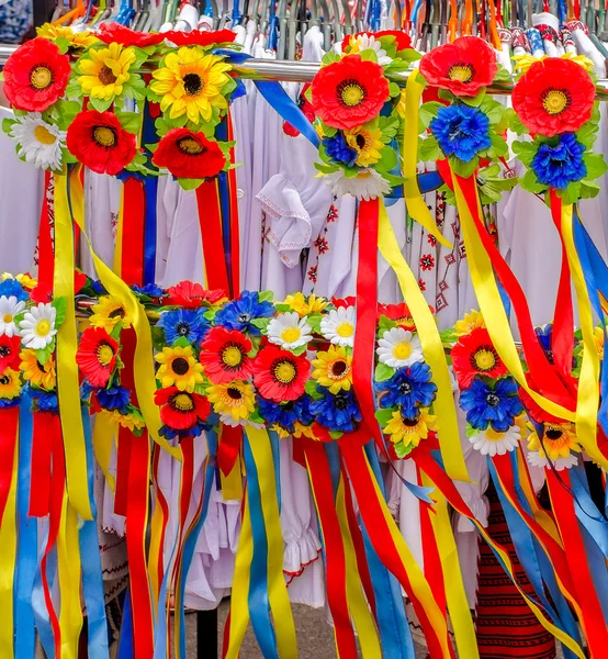 ウクライナの伝統的な花輪の販売市場のキエフに et — ストック写真