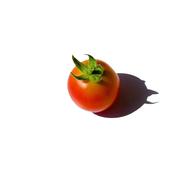 흰 배경에 고립되어 있는 빨간 토마토 — 스톡 사진