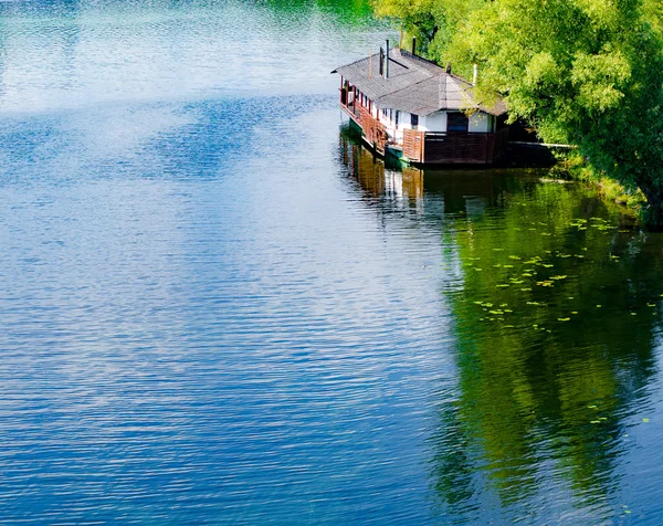 Casa de madera en el río. Verano . — Foto de Stock