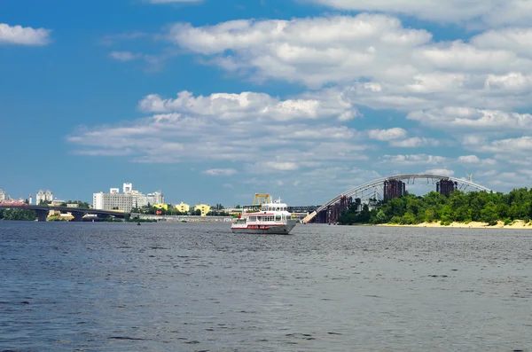 Nave en el río Dniéper. Kiev. Ucrania . — Foto de Stock