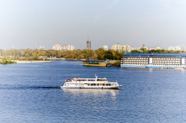 Beyaz Nehri üzerinde tekne gezisi.