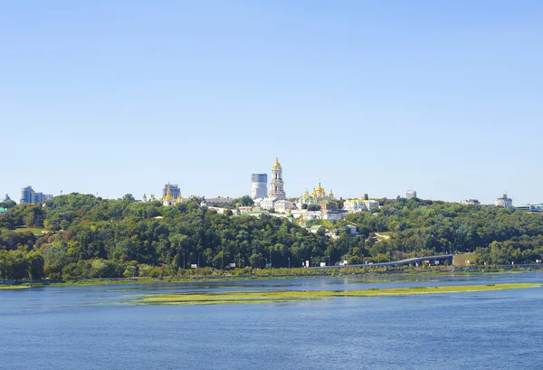 Weergave van Kiev, Ukraine.Banks van de Dnjepr rivier en de stad. — Stockfoto