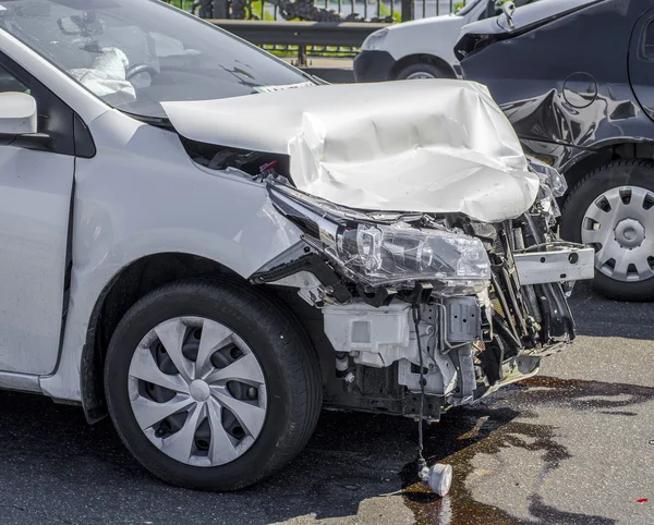 Acidente de carro na rua, automóveis danificados após colisio — Fotografia de Stock