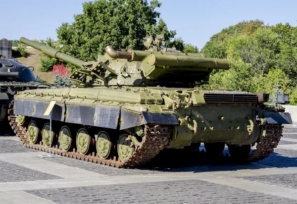 Bilden av en modern militär tank med kanon. — Stockfoto