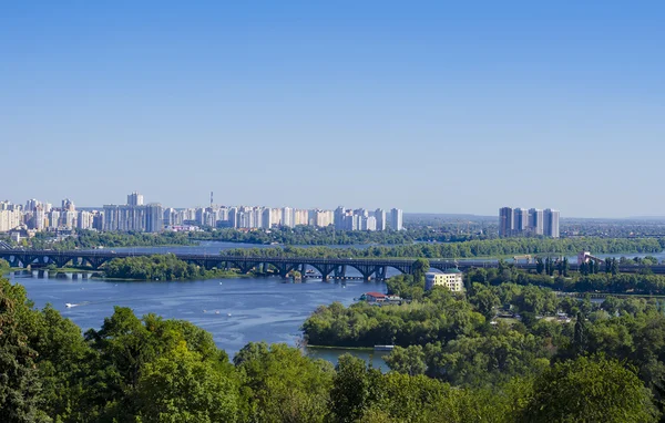 Utsikt över Kiev, Ukraine.Banks över floden Dnepr och staden. — Stockfoto