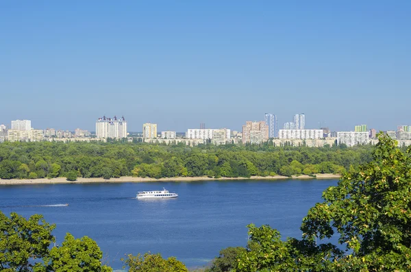 Білий круїзний човен на річці . — стокове фото