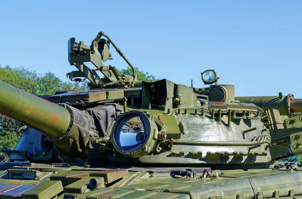 Vintage vojenský tank v městě, zblízka pozadí. — Stock fotografie