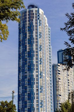 Gökdelen ağaçlarda. Şehrin sahnede.