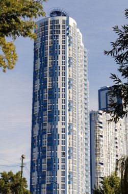 Gökdelen ağaçlarda. Şehrin sahnede.