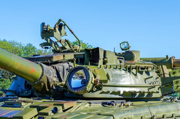 Vintage militaire tank in de stad, close-up achtergrond. — Stockfoto