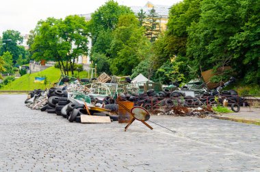 KYIV, UKRAINE - 16 Haziran 2014 EuroMeydan 'daki barikatların baskınından sonra şehrin merkezi caddesi