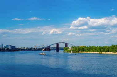 KYIV, UKRAINE - 23 Mayıs 2017 Dinyeper seti, Nehir İstasyonu, Kiev 'deki Fairmont Oteli 