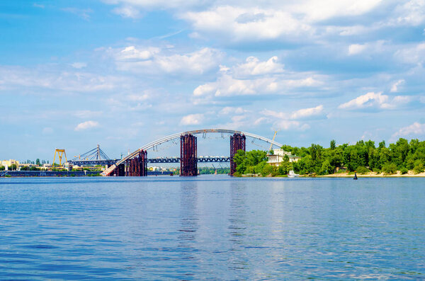 КИЕВ, УКРАИНА - 23 мая 2017 г. Вид на набережную Днепра, Речной вокзал, грандиозный отель "Фэрмонт" в Киеве 