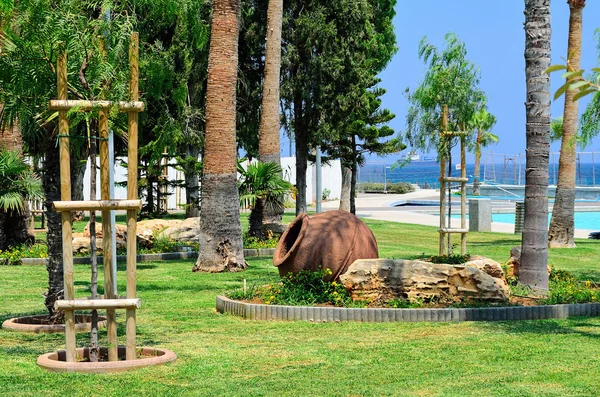 Palm tree fringed pedestrian promenade Akrotiri bay Mediterranean sea Limassol Lemesos Cyprus — Stock Photo, Image