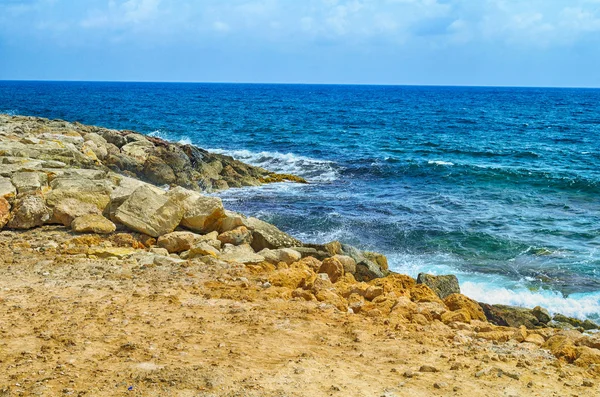 La plage et la mer bleue. Paphos, Chypre . — Photo