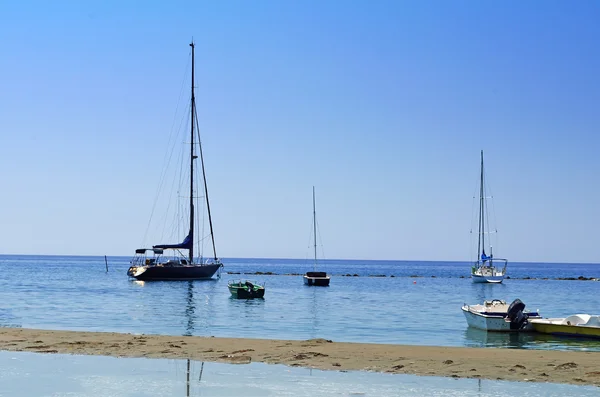 Bateaux et yachts au port de Paphos — Photo